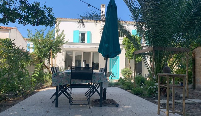 Bright family home, with a very pleasant garden, at 15mn walk to the beach