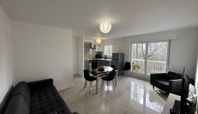 Bright F2 with balcony - comfort and convenience