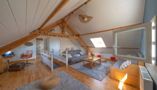 Bright family home 4 minutes walk from the beach with fenced garden