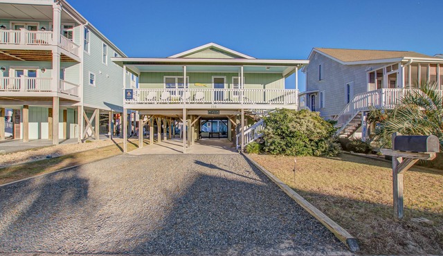 Bright Family Escape W/Outdoor Shower, Free WiFi & Large Deck - Walk to Beach