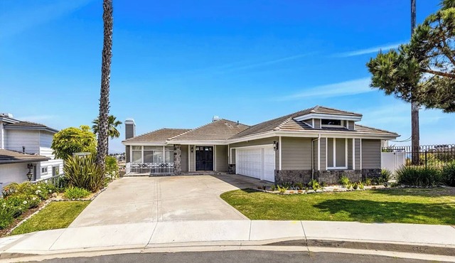 Bright Family Friendly Ocean View Home, 15-Minute Walk to Beach and Harbor