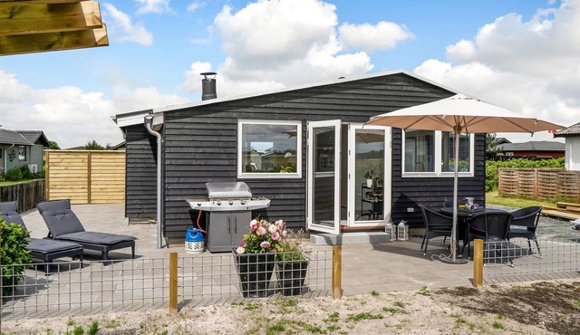 Bright, family-friendly cottage with wood-burning stove, located only 100 to the sandy beach.