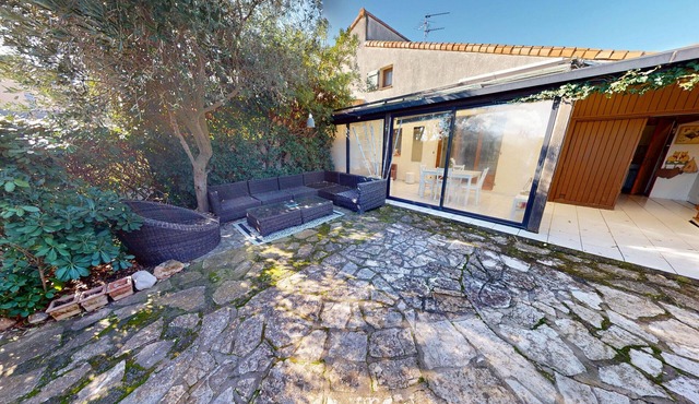 Bright Family Home in Vic-la-Gardiole with Pool and Parking