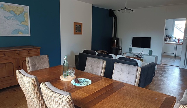 Bright family home 200m from Trébezy beach and GR30, sleeps 8