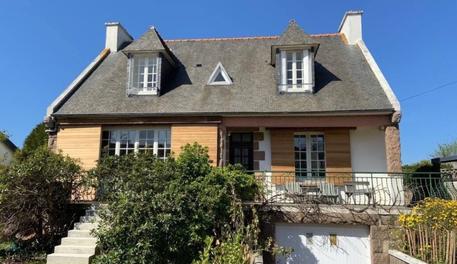 Bright family home, 5 bedrooms for 10/11 people, 250m from the beach