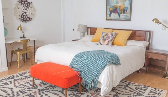 Bright family friendly 3 bed 2 bath w/3 king beds located near AFA