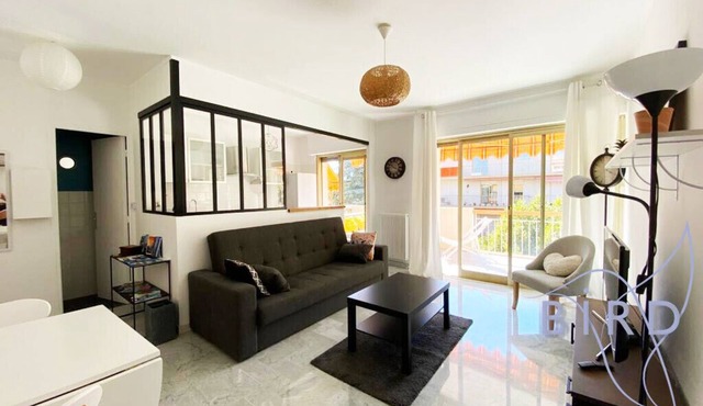 Bright flat near to the beach & harbor