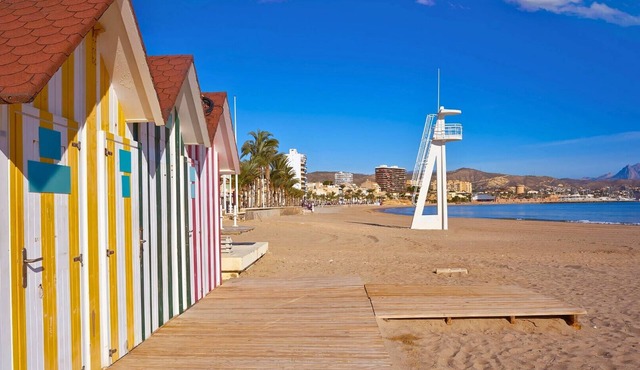Bright flat 50m from the beach with swimming pool and car park