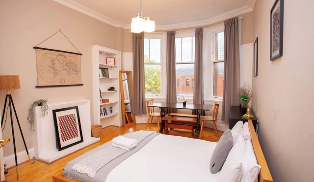 Bright Flat Near Glasgow City Center