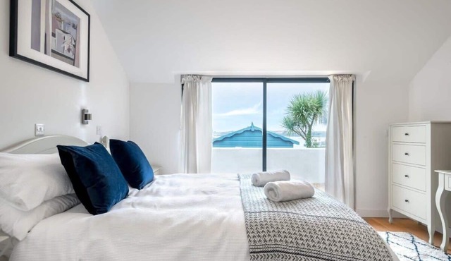 Bright Flat w/Estuary Views & Parking, Falmouth