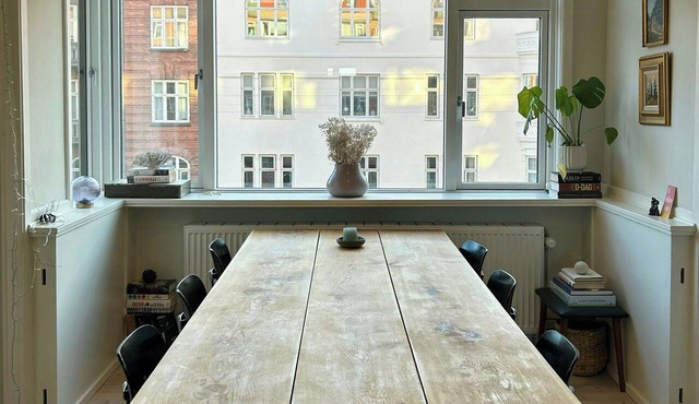 Bright flat with two balconies on Østerbro