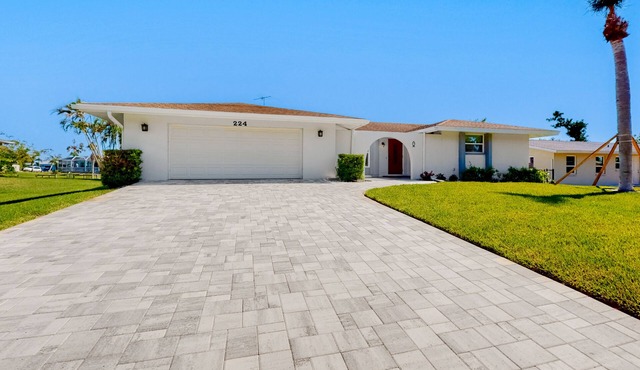 Bright Florida home with pool, gas grill, private pool, and washer/dryer