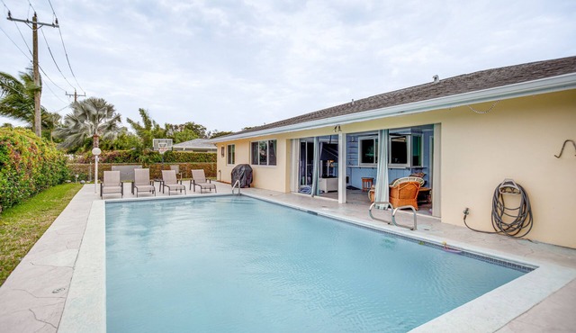 Bright Fort Myers Home w/Pool - 9 Mi to Beach!