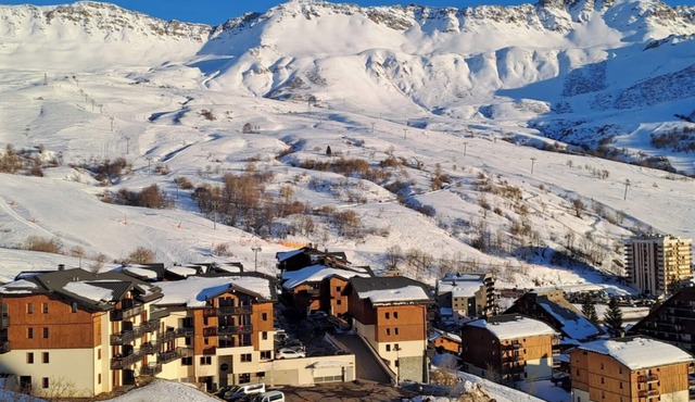 Bright, unoverlooked T2 of 42m2 facing SOUTH/EAST Living room 16m2, balcony 8m2.