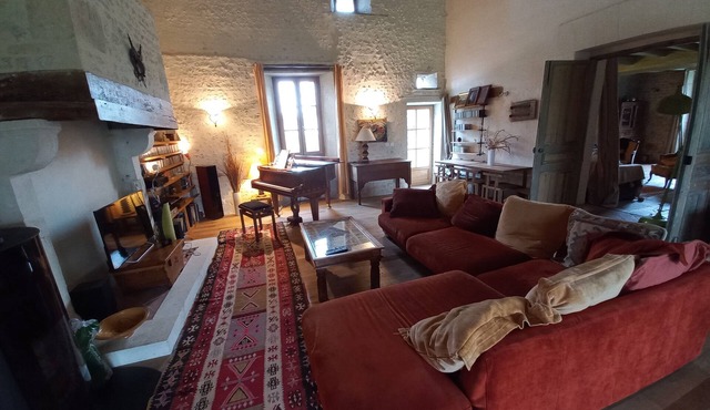 Bright Beautiful Charentaise house, well decorated and quiet, 10 mns from Jonzac