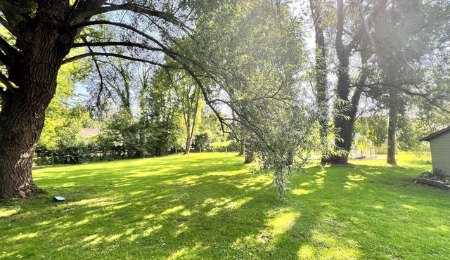 Bright waterfront house, large enclosed garden