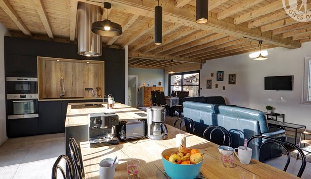 Bright house with enclosed garden and fireplace, perfect for families and friends