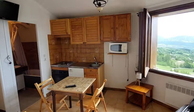 Bright 14m2 studio with unobstructed view