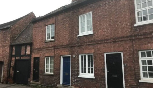 Bright & fresh, 3 storey market town house, Newent