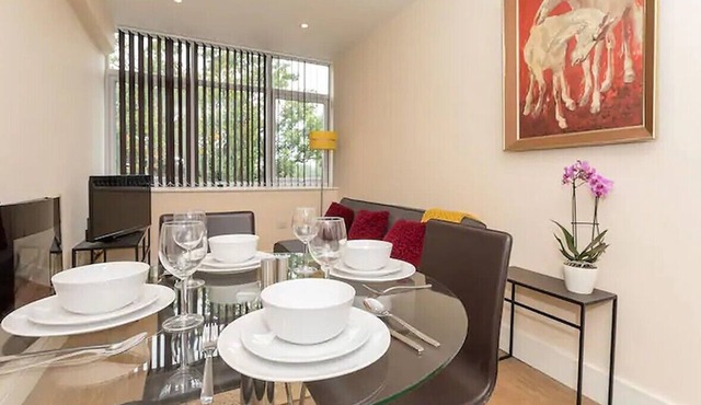 Bright & Fresh APT Close To Town Centre &Train Station