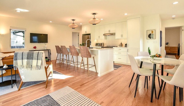 Bright, freshly renovated 2 bedroom, 2 bath house in SE nPortland, with AC.