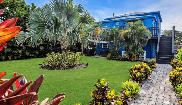 Bright & Fun 2BR w/HugeYard&WiFi Near Beach & WPB