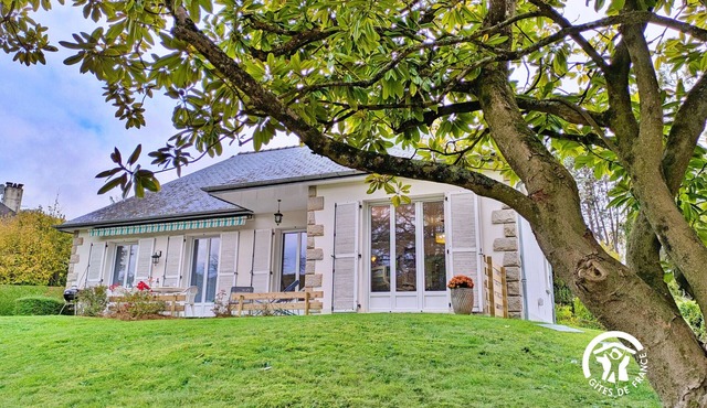 Bright Gîte near Laval, 3 bedrooms, large grounds, ideal for families