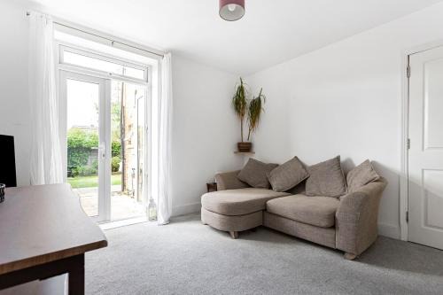 Bright Garden Flat in Ashford Town with Free Parking