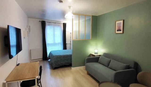 "Bright Getaway in the City Center, 20 Min to Disneyland and Paris by RER"