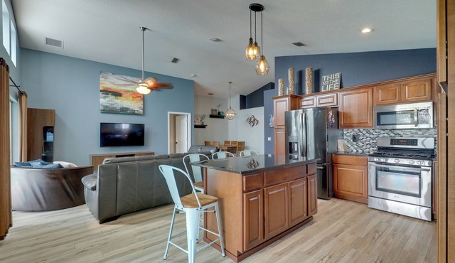 Bright Getaway w/Ski Lake, 11 Miles to Dtwn Tampa