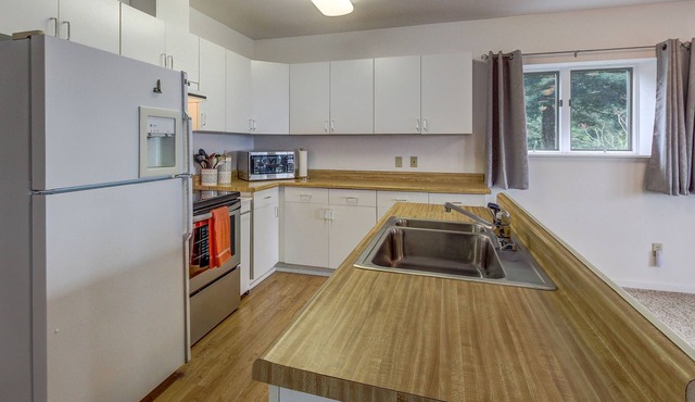 Bright getaway with water views & prime location - blocks to the beach