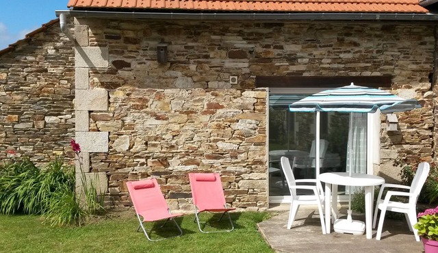 Bright gîte with terrace and quiet garden