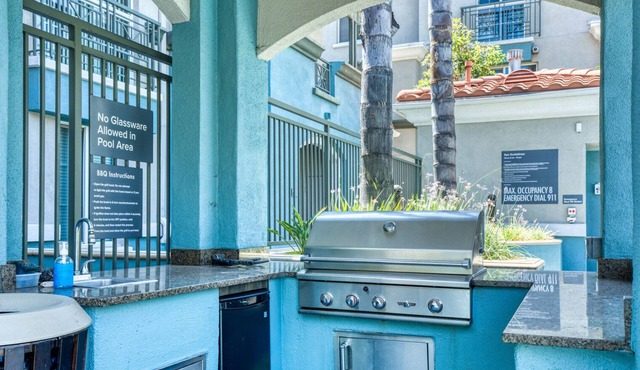 Bright Glendale 2BR w/ Gym, Pool & Jacuzzi, walk to Bars, by Blueground