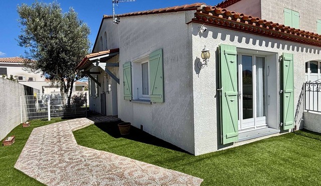 Bright Ground-Floor Apartment with Garden in Quiet Area, Close to Beach and Shops