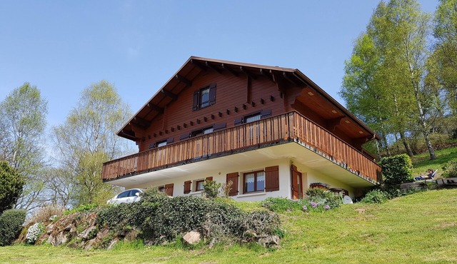 Bright ground-floor apartment in Vosges chalet overlooking the valley.