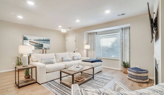 Bright Helen Cottage: Walk to Town!