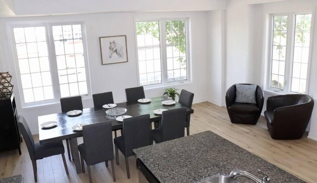 Bright High Ceiling Home In Heart Of Newmarket