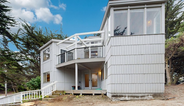 Bright Home 800 Feet from Salmon Creek Beach w/Wood Stove & Pool Table