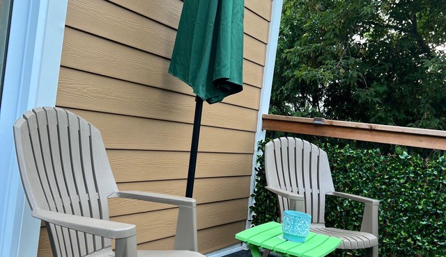 Bright Home | Balcony | 15 min to Premium Outlets