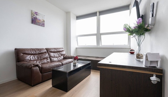 Bright home near The Hawthorns Station