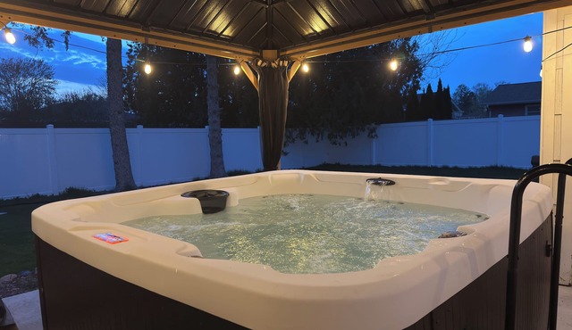 Bright Home & Private Hot Tub Near Downtown