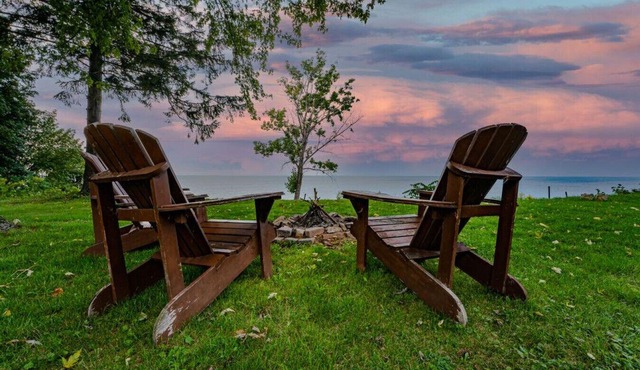 Bright Home, Relaxing, lakefront W Sauna & Hottub