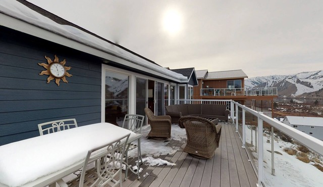 Bright home w/great deck, river views & shared pool, game room & beach