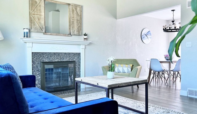 Bright Home w/Huge backyard -20 min Denver/Boulder & 1 hour from ski resorts