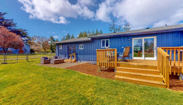 Bright home with large yard, deck & firepit - walk to the beach