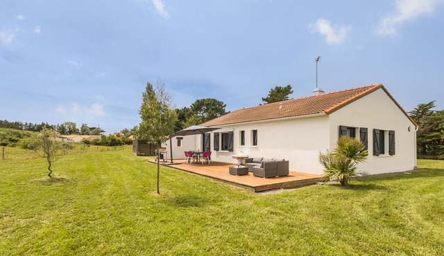 Bright house near the sea with WiFi and pets allowed