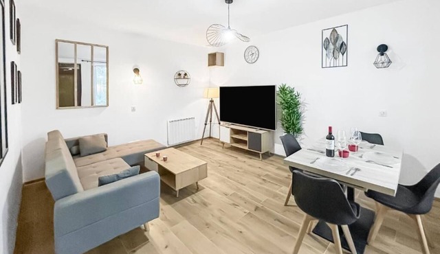 Bright house with glass roof & large screen