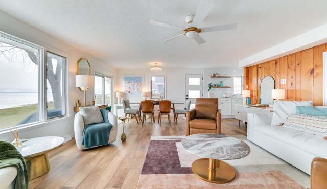 Bright Houghton Lake Home w/Boat Dock + Fire Pit