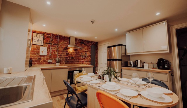 Bright House. 13 minutes to the theme park. Family sized victorian terrace.