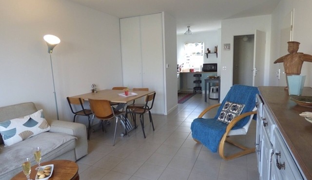 Bright house between countryside and sea in Marsilly